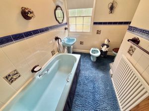 Annexe bathroom- click for photo gallery